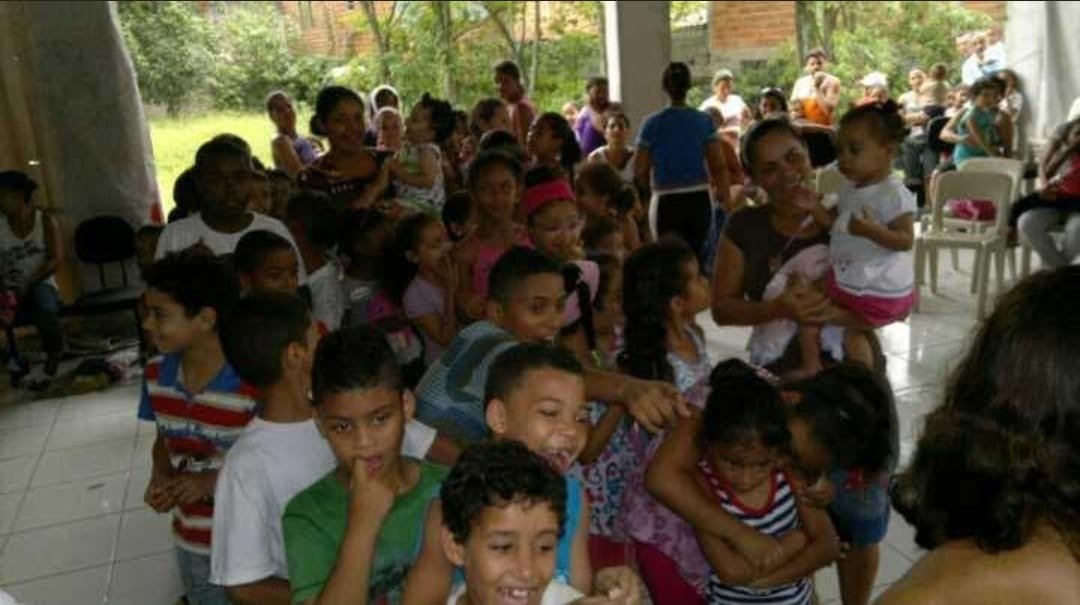 Crianças aguardando a entrega dos presentes