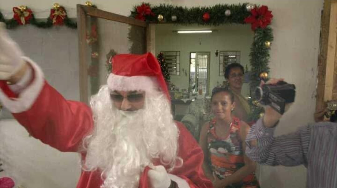 Papai Noel acena para as crianças