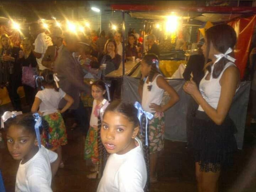 Crianças durante a celebração de Natal à noite