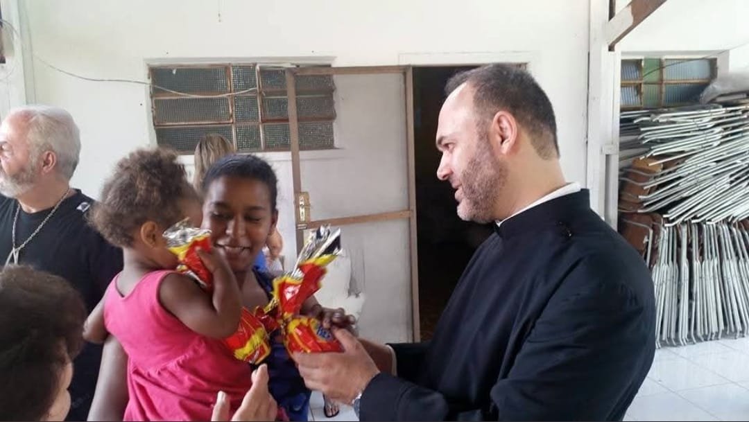 Criança recebe presente no colo da mãe