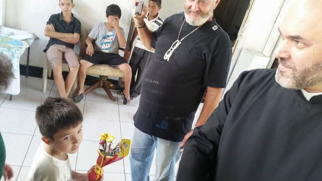 Menino recebe presente durante a ação