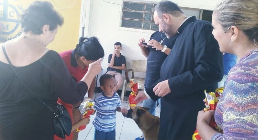 Criança recebe presente da equipe da ação