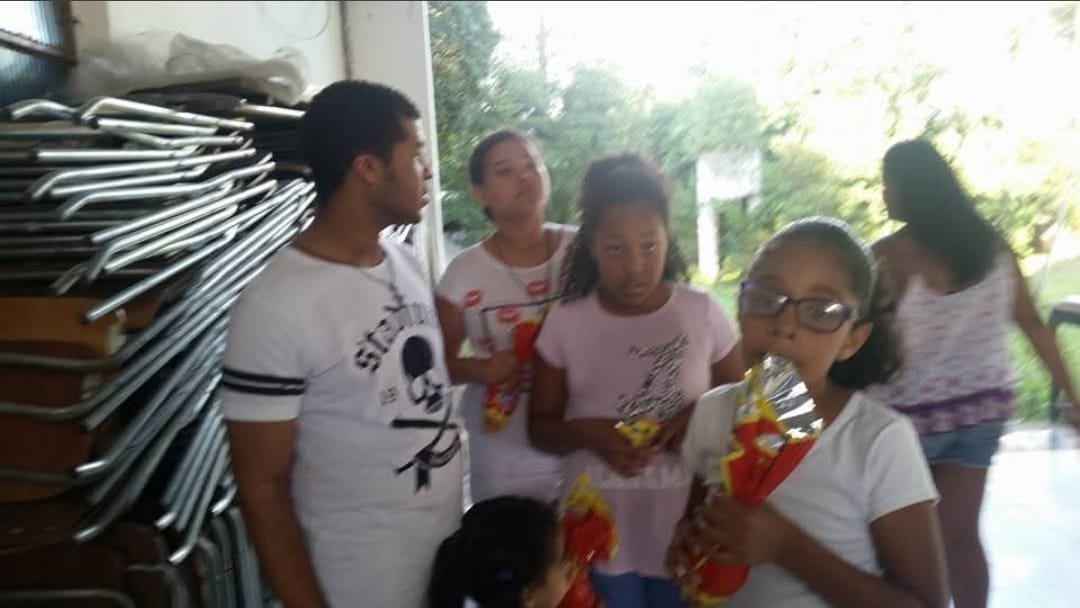 Crianças com os presentes recebidos