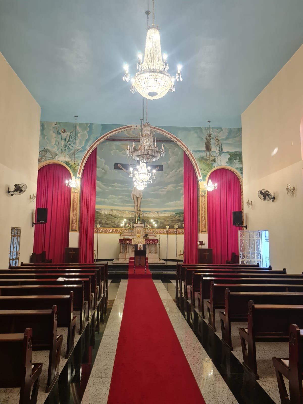 Interior da igreja visto a partir da entrada