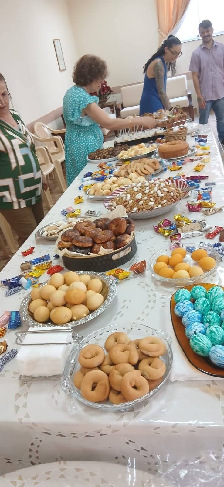 Mesa de confraternização da comunidade após a celebração