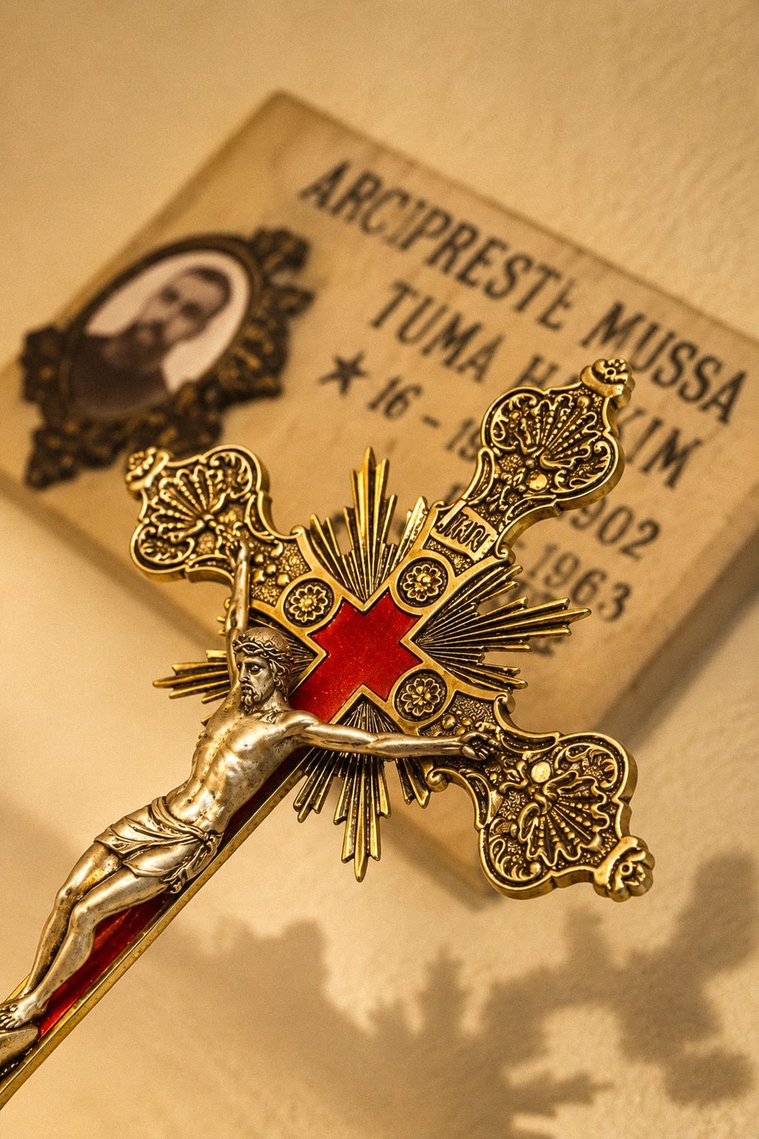 Crucifixo diante da placa do Arcipreste Mussa Tuma Hakim