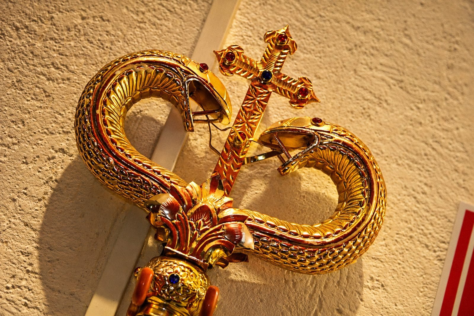 Báculo do bispo, com as duas serpentes e a cruz