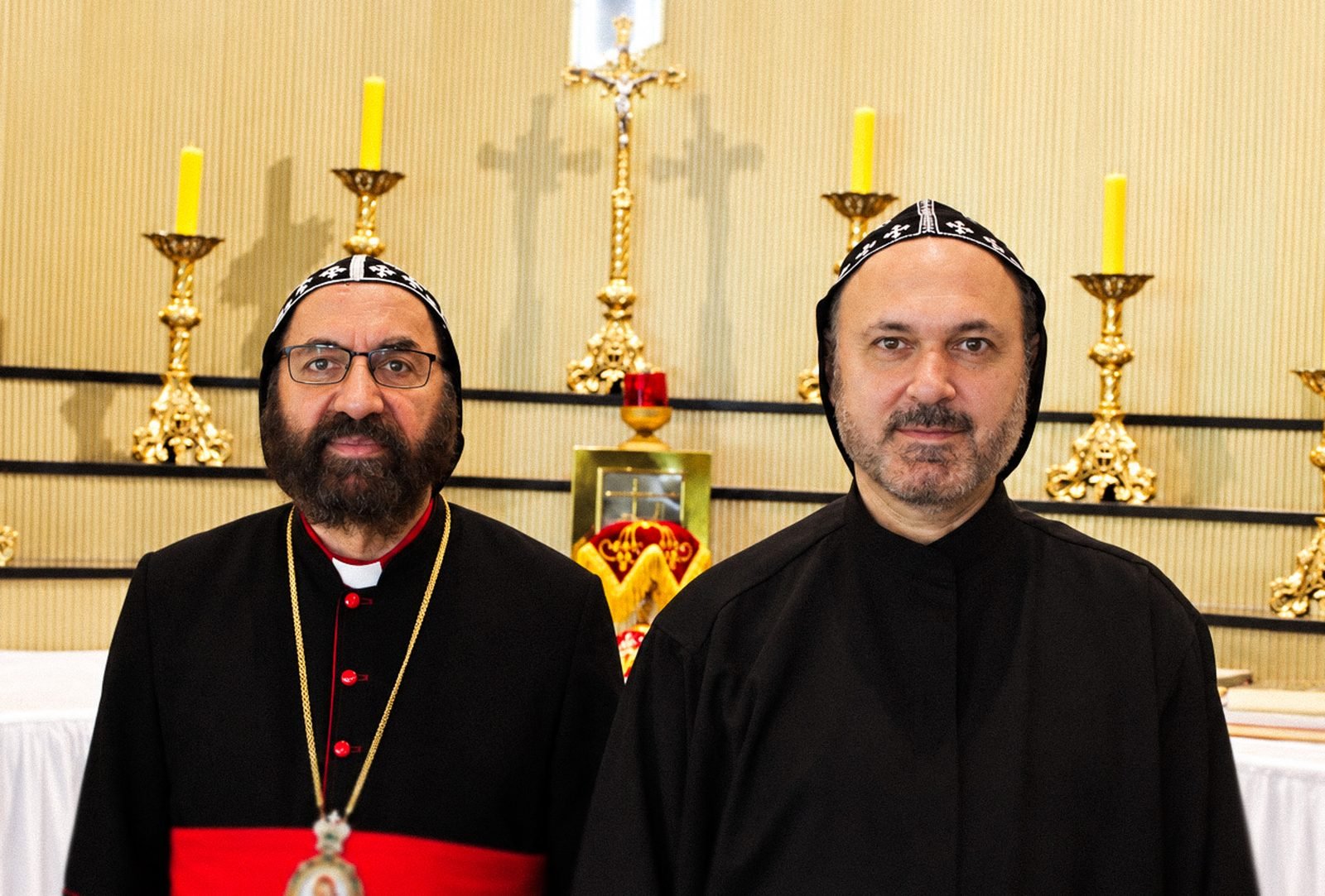 O bispo e um sacerdote diante do altar