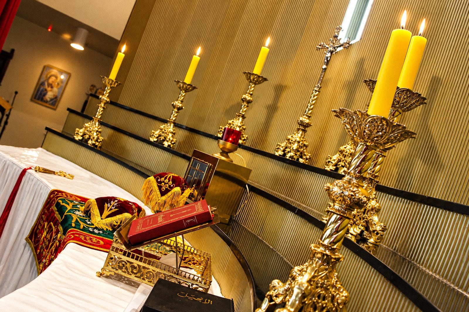 Altar com castiçais e o Evangeliário