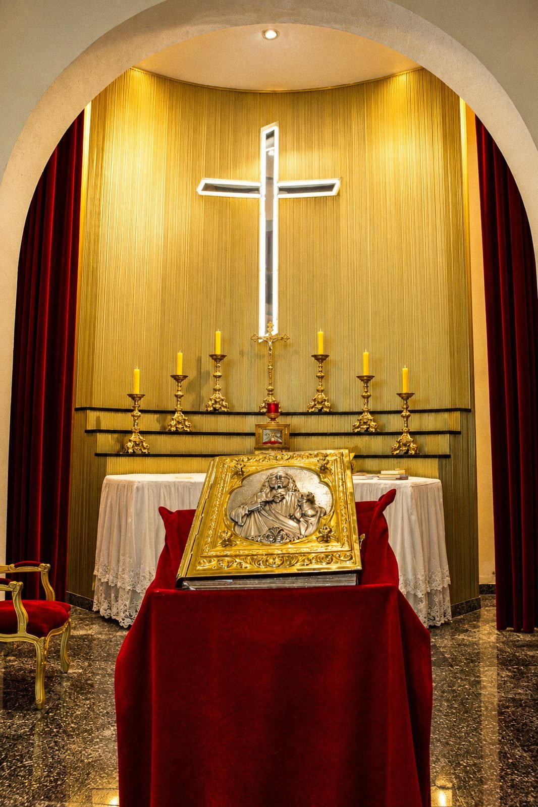 Altar da Igreja Santa Maria com a cruz iluminada