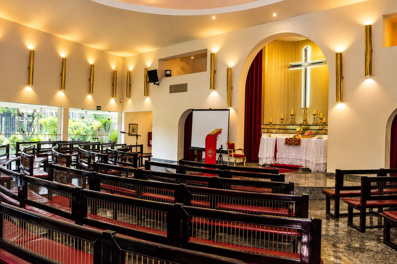 Vista lateral da nave e do altar