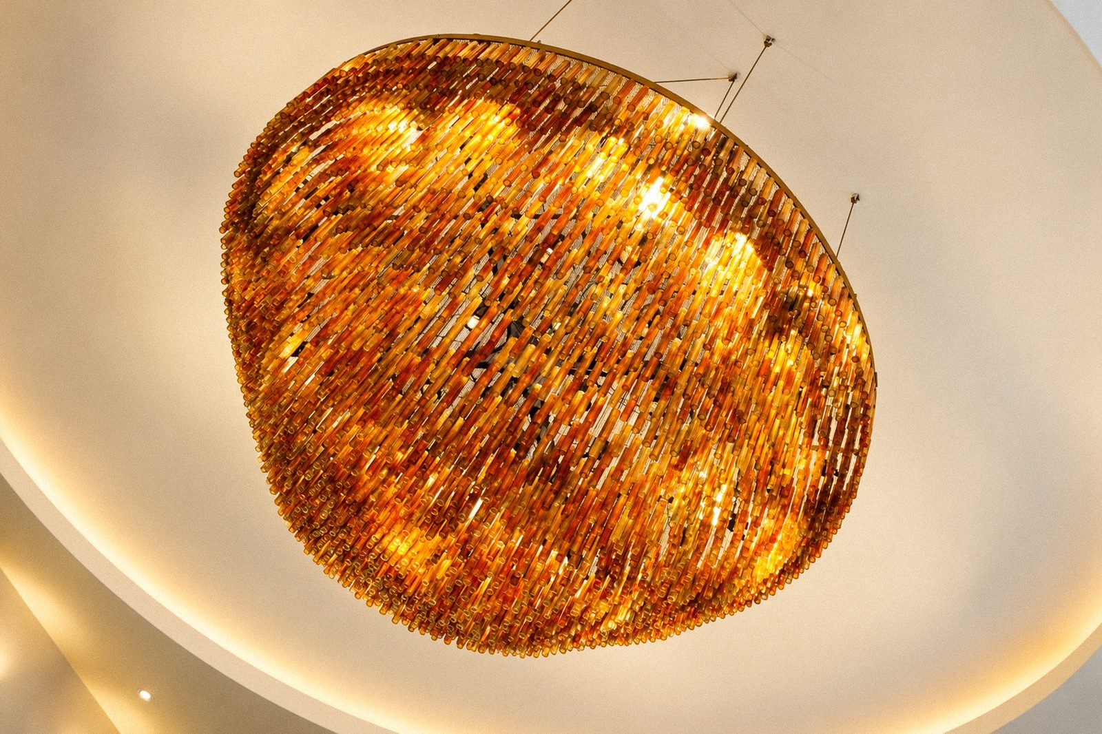 Lustre dourado no teto da igreja