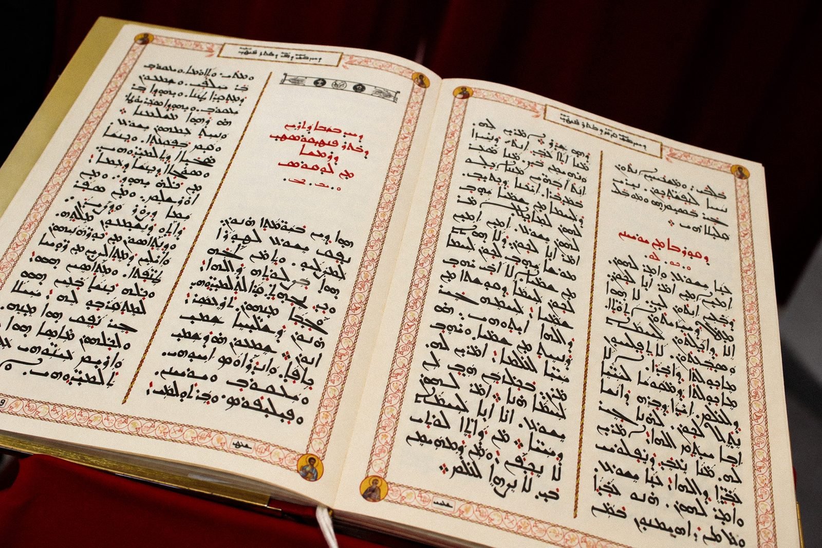 Evangeliário aberto com o texto em siríaco